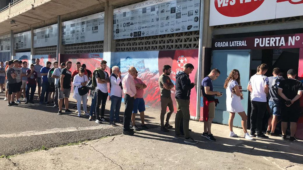 Aficionados de Osasuna esperan para conseguir una entrada para Leganés TWITTER OSASUNA