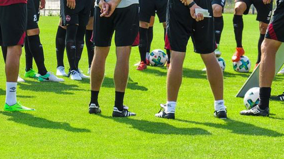 Varios jugadores de un equipo de fútbol durante un entrenamiento ARCHIVO