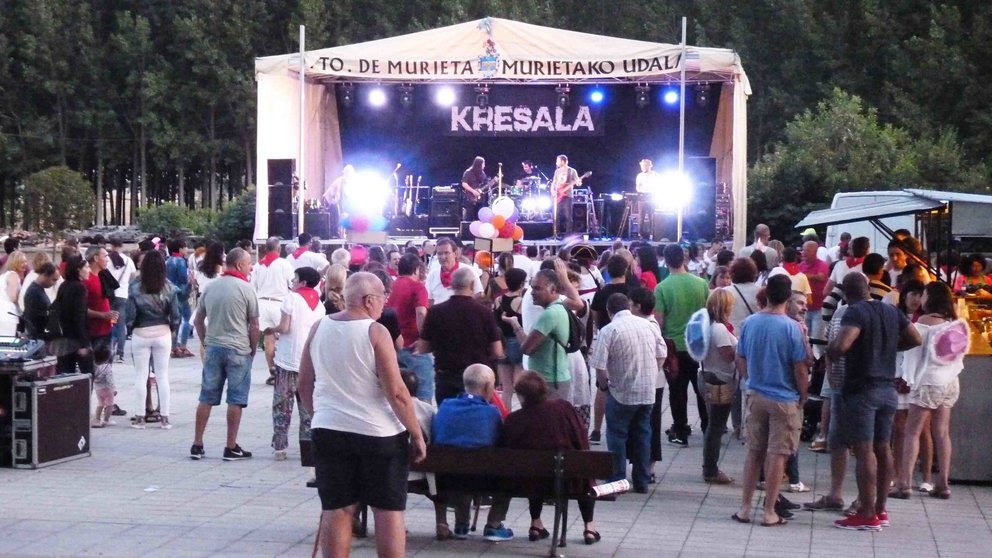 La orquesta Kresala cantando en la Plaza Eugenio Asensio de Murieta en 2018. Navarra.com