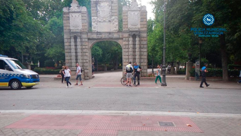 La Policía Municipal de Pamplona interviene en el atropello de un ciclista a un anciano en la calle  Bosquecillo. CEDIDA