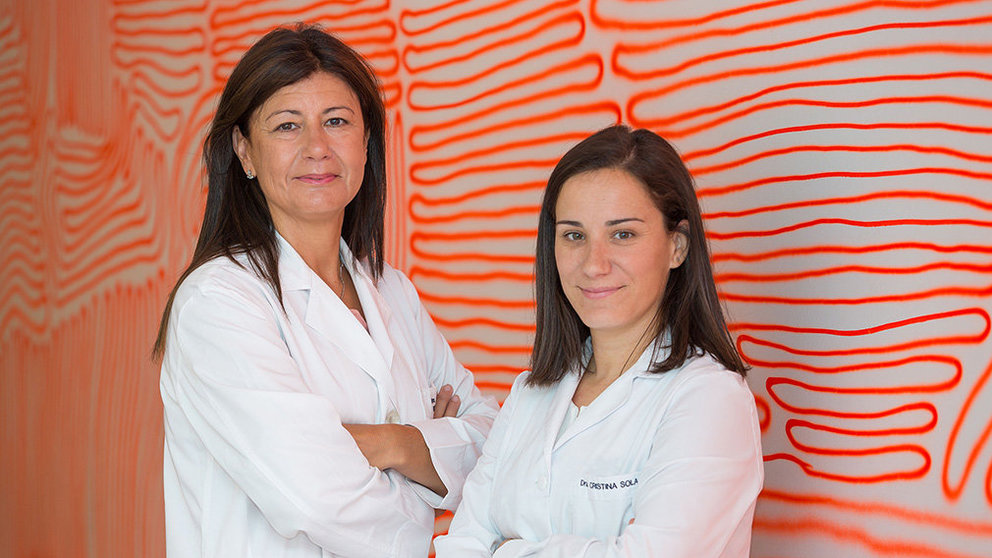 belen ochoa (izquierda) y cristina sola como parte del proyecto de la Universidad de Navarra,la química como una terapia(1)