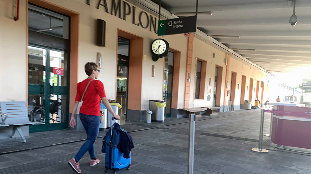 Pasajeros llegan a la estación de tren de Renfe en Pamplona en el barrio de San Jorge. ARCHIVO  (1)