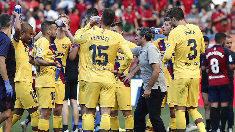 El entrenador del FC Barcelona, Ernesto Valverde (c), dirige desde la banda a sus jugadores durante el partido que les ha enfrentado al CA Osasuna en el Estadio de El Sadar, correspondiente a la 3ª Jornada de LaLiga Santander. EFE/Jesús Diges