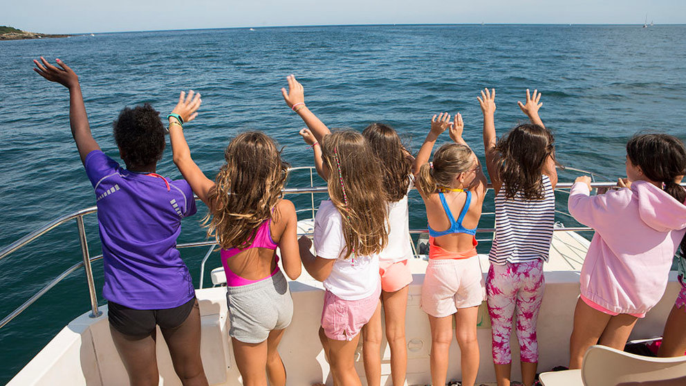 Un grupo de niñas participan en uno de los paseos en barco del Campus Hondarribia FUNDACIÓN CAJA NAVARRA