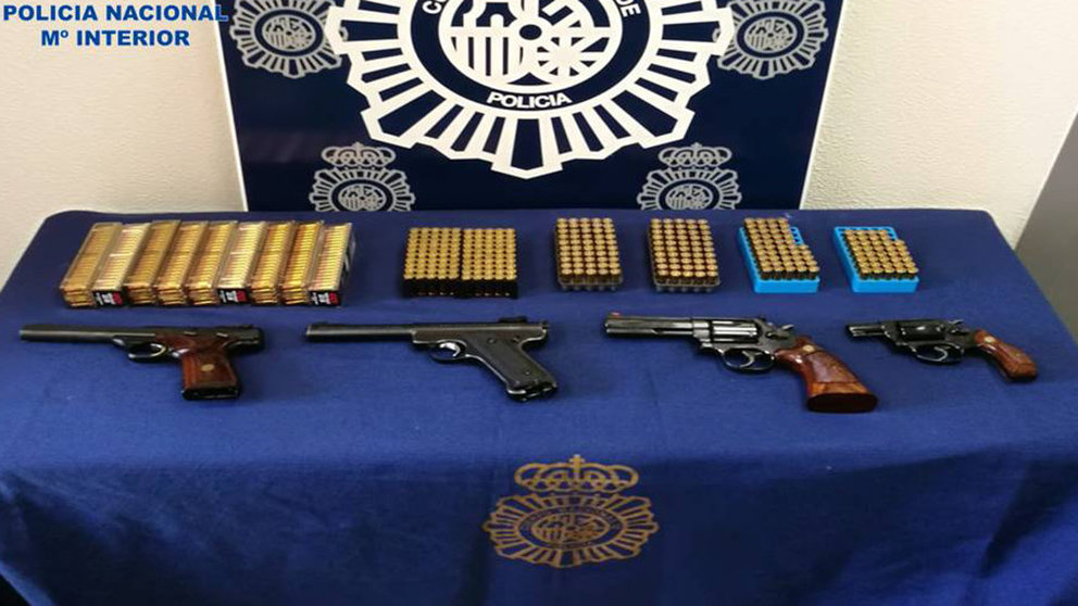Las cuarto armas cortas (dos pistolas y dos revólveres) que tenía ilegalmente el hombre detenido por amenazar a su hija POLICÍA NACIONAL