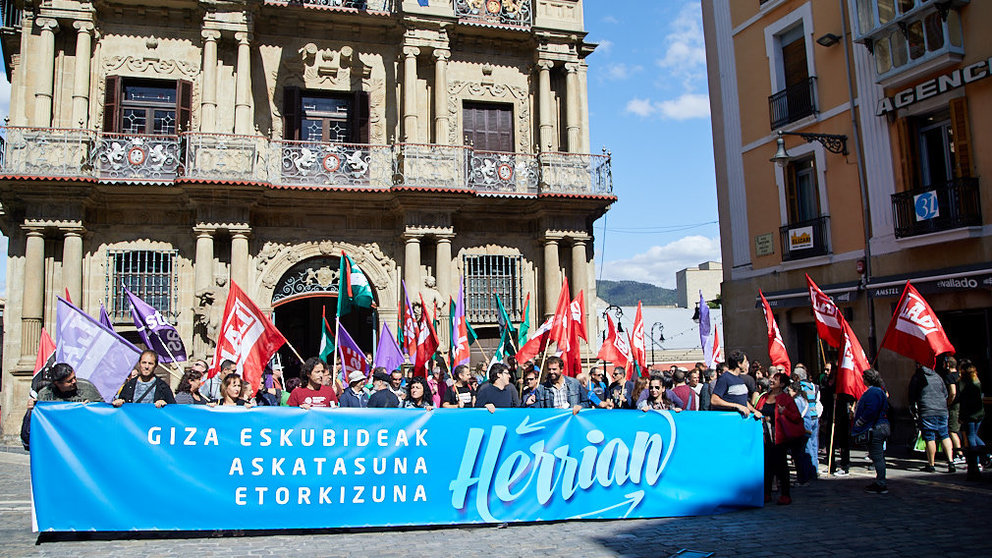 Concentración de varios sindicatos, entre ellos ELA y LAB, contra el macrosumario del 'caso Herrira'. IÑIGO ALZUGARAY