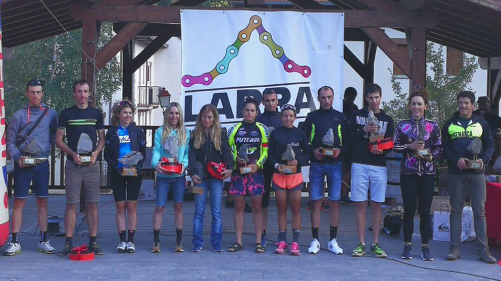 Atletas premiados al término de la marcha cicloturista Larra Larrau 2019. Cedida.