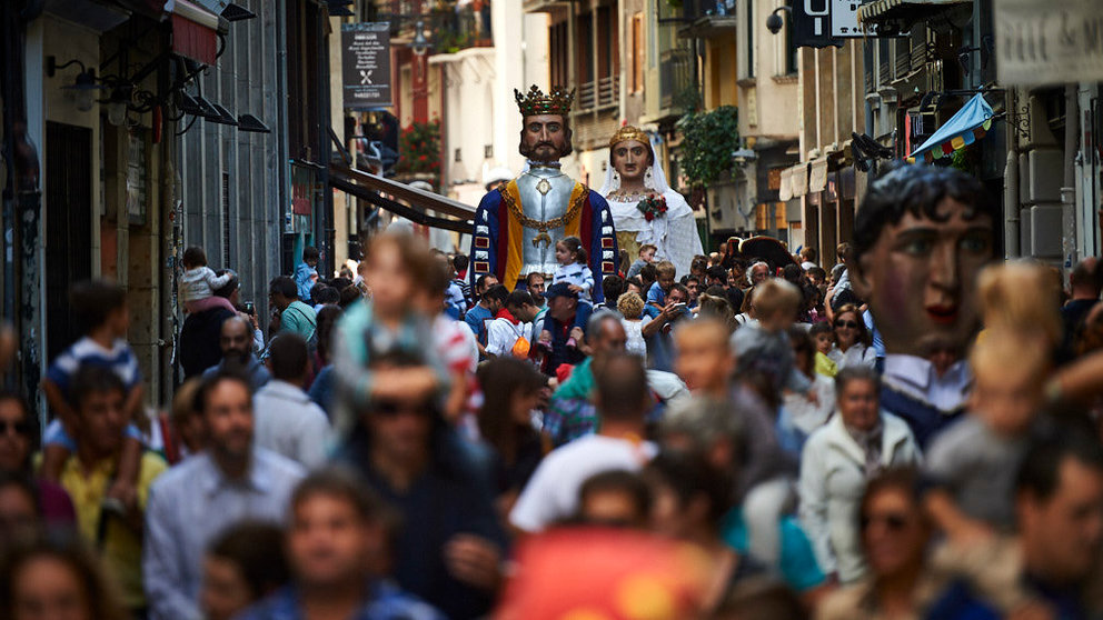 La comparsa de Gigante y Cabezudos sale por las calles de Pamplona el día del Privilegio de la Unión 2019. MIGUEL OSÉS / ARCHIVO