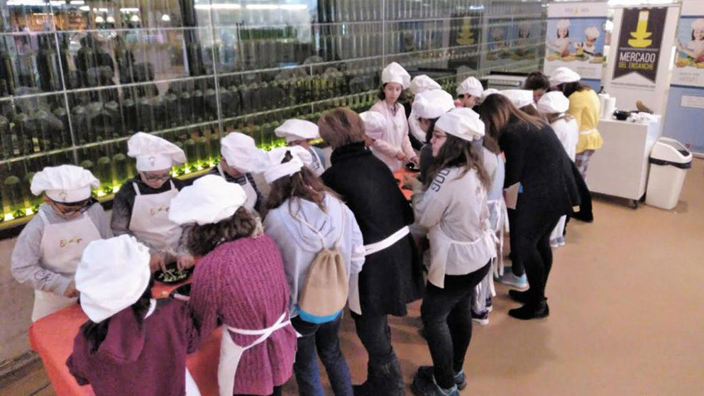 Varios niños cocinando en el Mercado del Ensanche AYUNTAMIENTO DE PAMPLONA