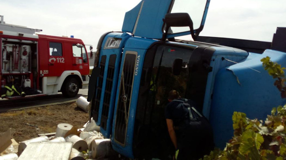 Vuelco de un camión en la N-113, en el que el conductor ha resultado herido BOMBEROS DE NAVARRA