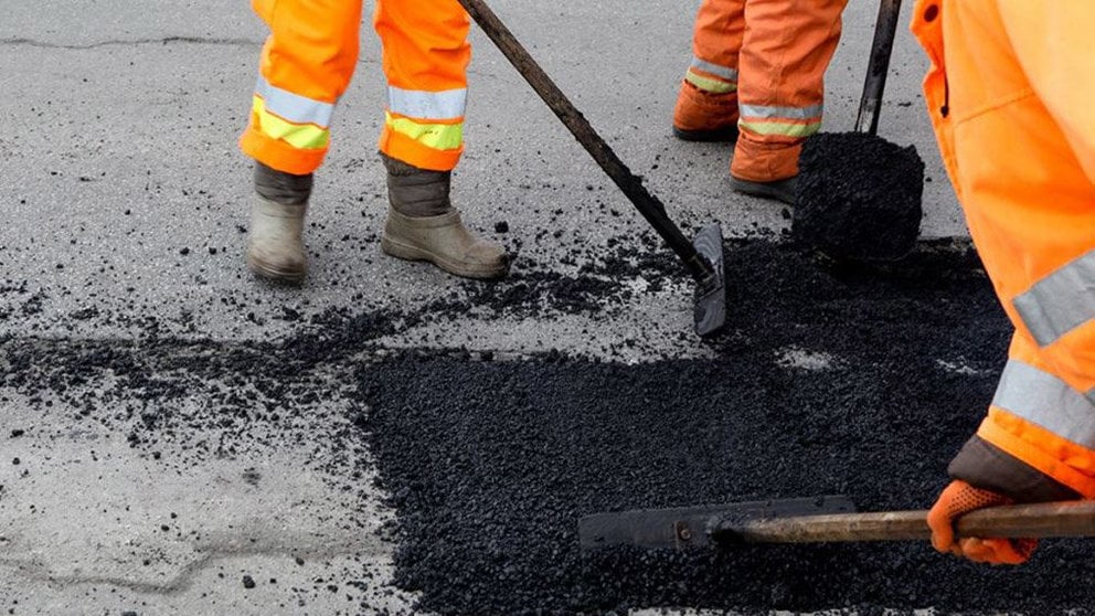 Varios obreros trabajan asfaltando una carretera ARCHIVO
