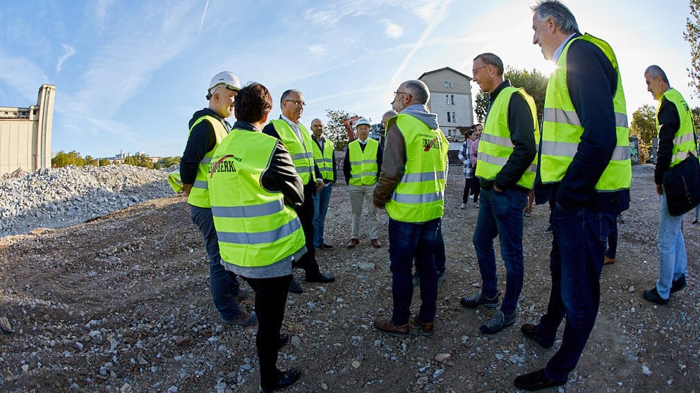 Los miembros de la Gerencia de Urbanismo visitan el solar de las antiguas instalaciones de Argal y Tallunce para conocer los detalles de las obras de derribo. IÑIGO ALZUGARAY