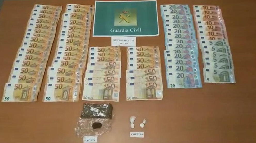 Imagen de los 100 gramos de hachís, varias dosis de cocaína y los 2.580 euros incautados. GUARDIA CIVIL