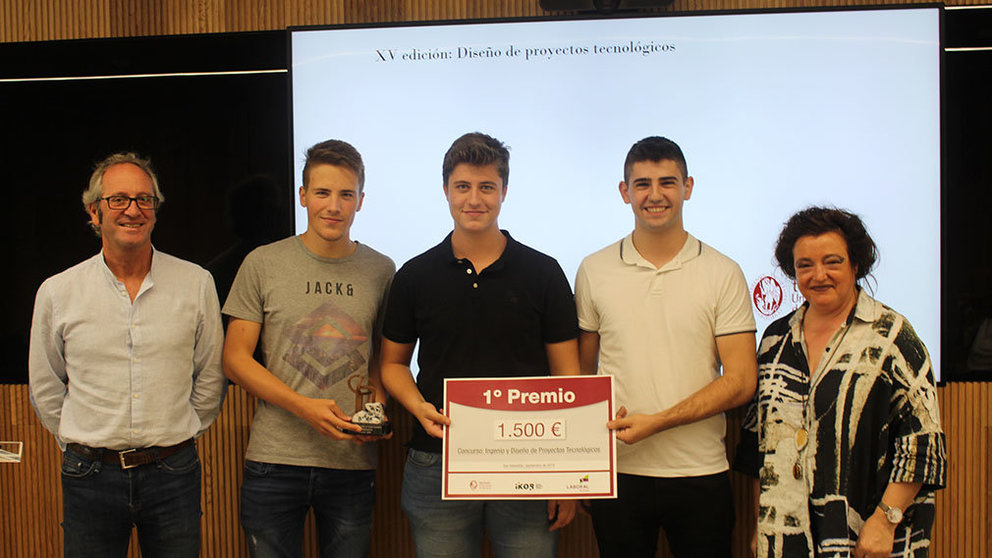 Los tres alumnos del IES Iturrama premiados en un concurso organizado por
Tecnun. CEDIDA
