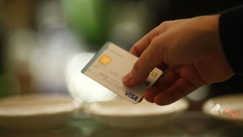 Una persona paga una compra con su tarjeta de crédito ARCHIVO