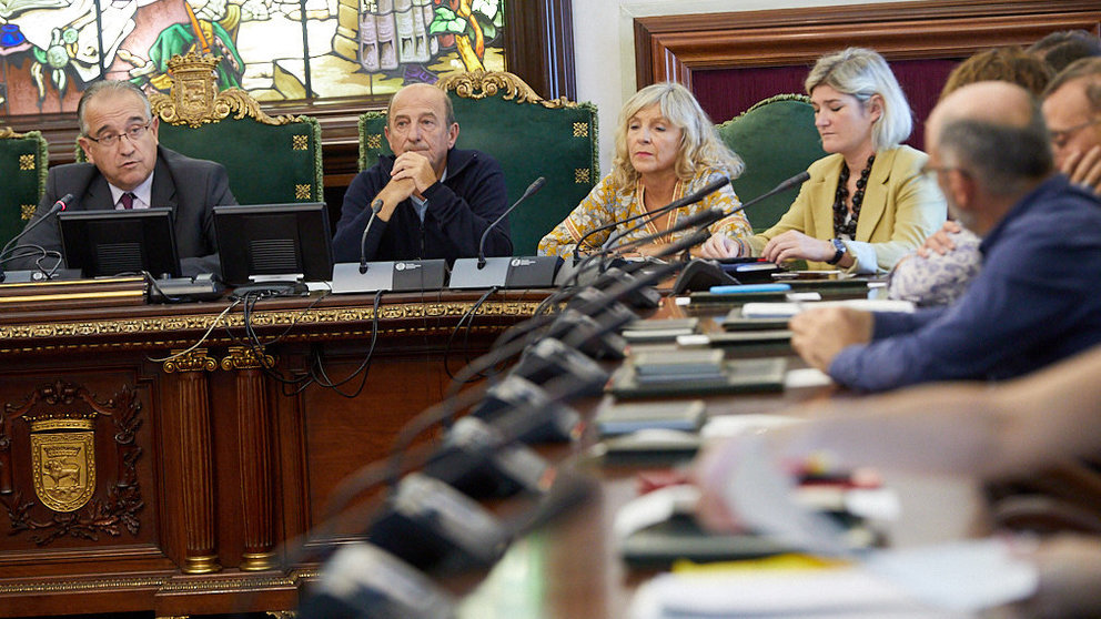 Sesión extraordinaria del pleno del Ayuntamiento de Pamplona para la toma de posesión como concejales de Javier Leoz y Federico Román. IÑIGO ALZUGARAY