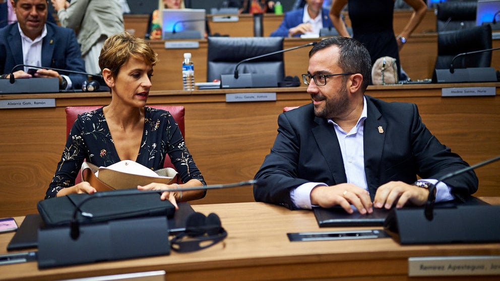 María Chivite, Presidenta del Gobierno, y Javier Remírez, Vicepresidente del Gobierno, juntos en el pleno parlamentario. MIGUEL OSÉS