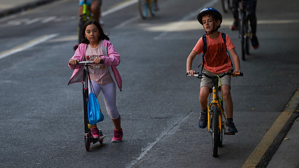 Bicicletada con 500 escolares por Pamplona con motivo de la semana de la Movilidad. MIGUEL OSÉS