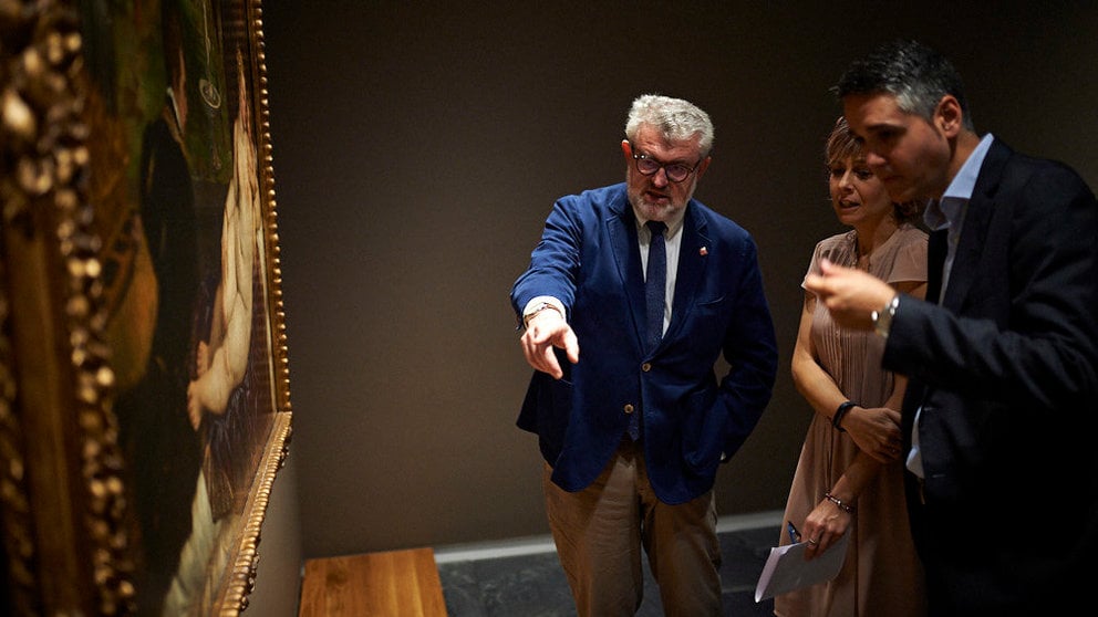 La consejera de Cultura y Deporte, Rebeca Esnaola, participa en la presentación del cuadro de Tiziano 'Venus recreándose en el Amor y la Música' (1555), cedido por el Museo Nacional del Prado. MIGUEL OSÉS