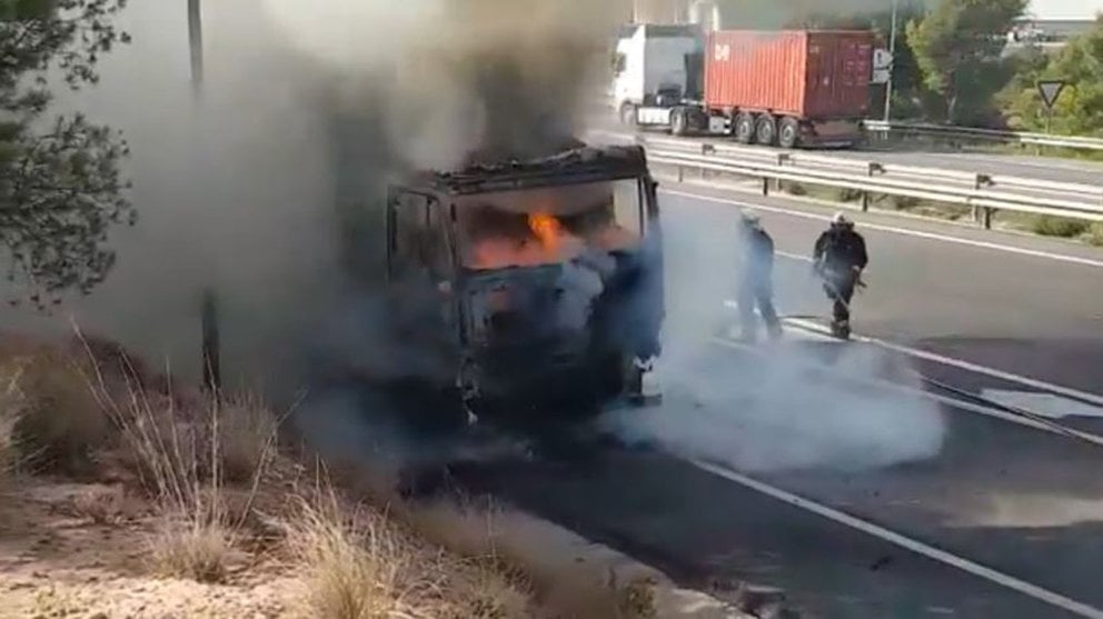 Un camión frigorífico arde en la A-68 a su paso por Tudela TWITTER BOMBEROS