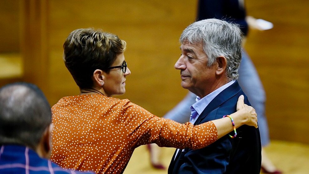 La presidenta del Gobierno de Navarra, María Chivite, felicita a Koldo Martínez (Geroa Bai) tras ser elegido senador autonómico. PABLO LASAOSA