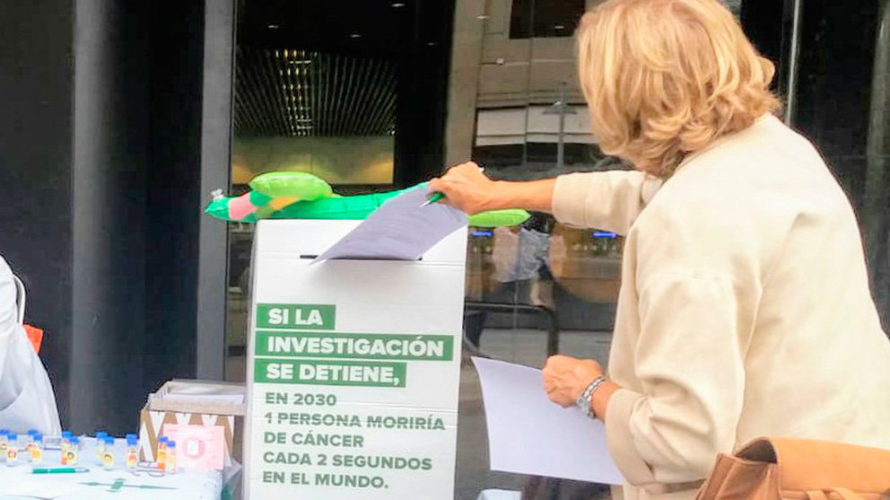 Una mujer deposita su firma en uno de los buzones instalados con motivo de una campaña mundial en contra del cáncer. CEDIDA