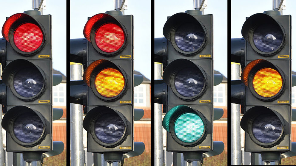 Varios semáforos señalan diferentes colores de manera simultánea. 