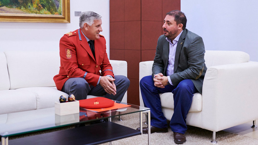 El presidente del Parlamento de Navarra, Unai Hualde, recibe al jefe de la Policía Foral, Juan Carlos Zapico. PABLO LASAOSA 3