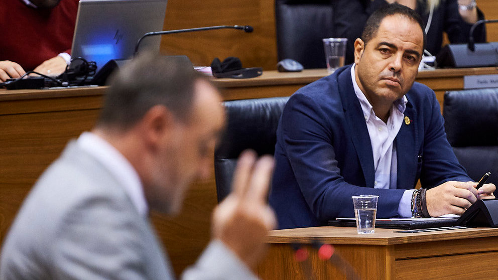 Ramón Alzorriz, portavoz del PSN, mira atentamente a Javier Esparza durante el pleno parlamentario. MIGUEL OSÉS
