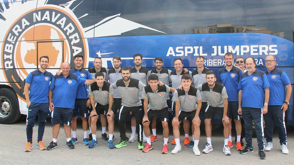 Los jugadores del Ribera Navarra posan junto al autobús que utilizan en sus desplazamientos. @RiberaNavarraFS.