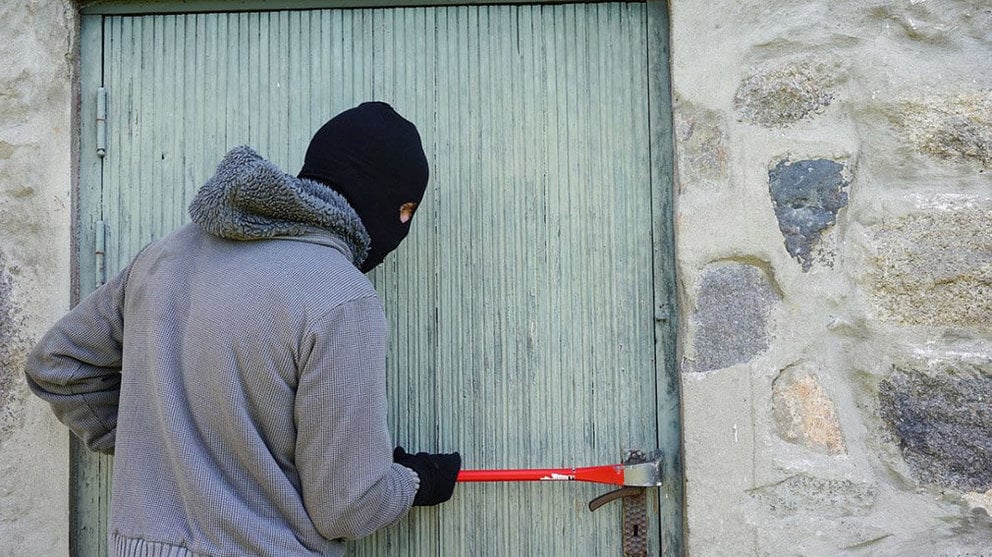 Un hombre fuerza una puerta para robar ARCHIVO