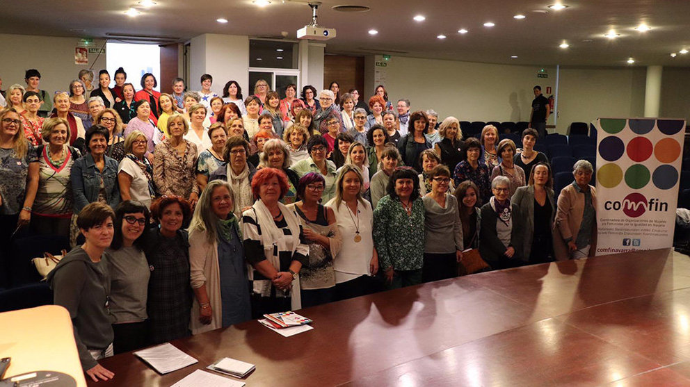 Foto de grupo de las representantes institucionales junto a las participantes en la jornada a favor de las mujeres en Olite GOBIERNO DE NAVARRA