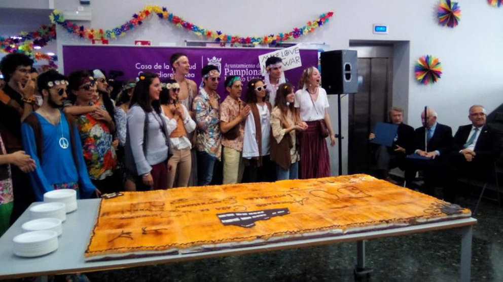 Fiesta con tarta gigante en la Casa de la Juventud en Pamplona por sus 50 años. Navarra.com