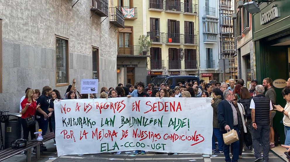 Concentración en Pamplona de trabajadores de Sedena (2) CEDIDA