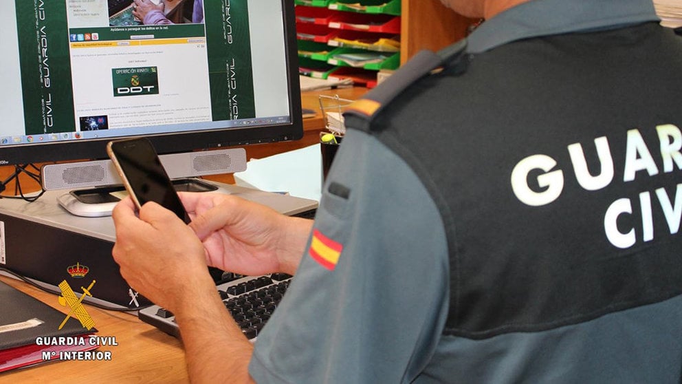 Un agente de la Guardia Civil investiga un móvil en el ordenador. GUARDIA CIVIL / ARCHIVO