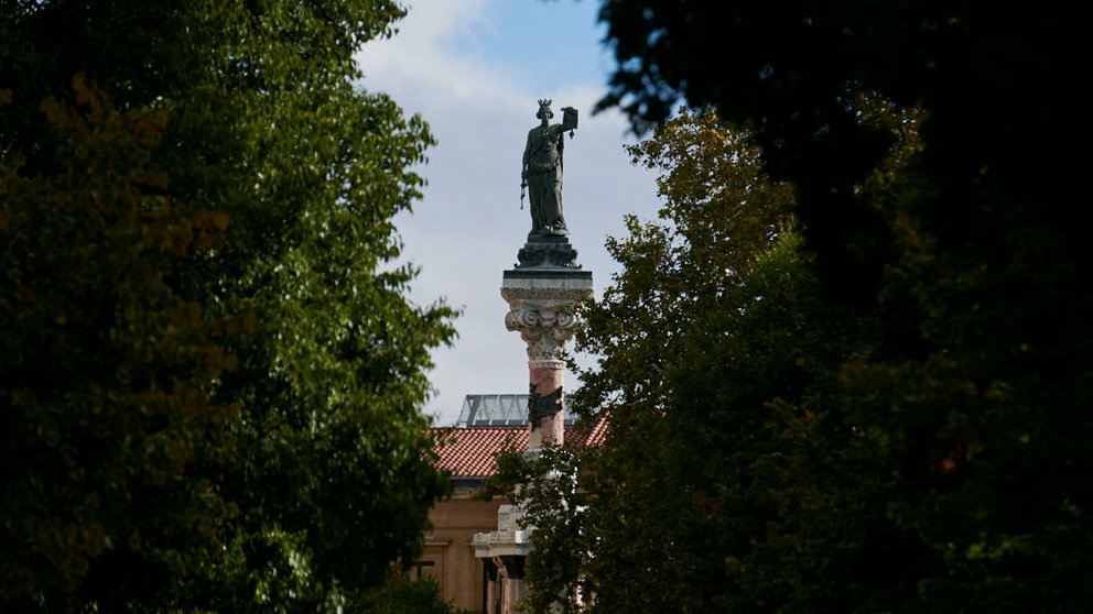 Estatua de los Fueros en el Paseo Sarasate de Pamplona. PABLO LASAOSA
