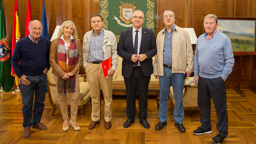 Osasuna Veteranos se reúne con el alcalde de Pamplona Enrique Maya. Cedida.