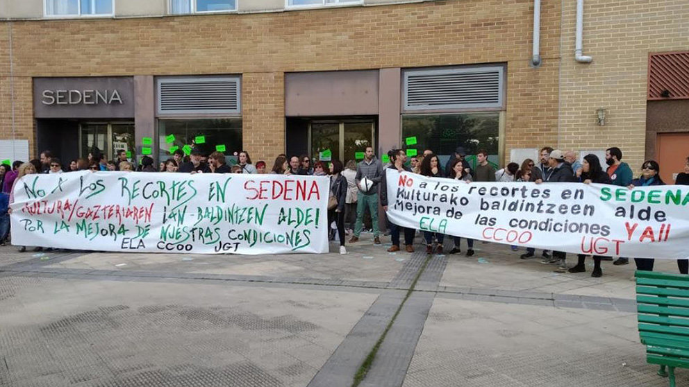 Concentración de trabajdores de Sedena junto a la sede de la empresa en Pamplona CEDIDA