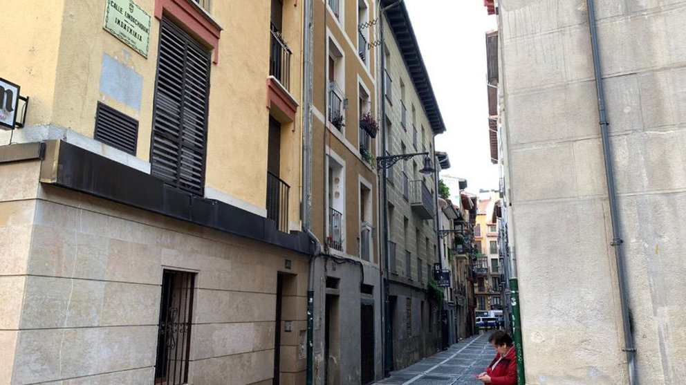Edificio de la calle Lindachiquía de Pamplona en el que se ha desplomado un techo de un piso