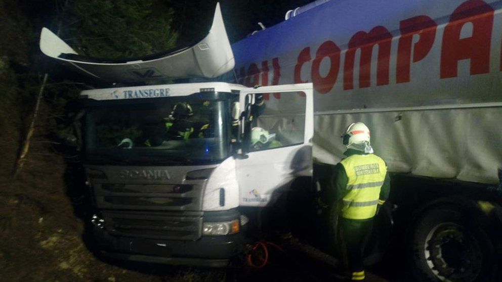 Camión accidentado esta noche en la N-121 a su paso por Valtierra BOMBEROS