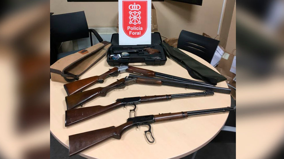Armas incautadas tras la detención de un joven en la cuenca de Pamplona POLICÍA FORAL