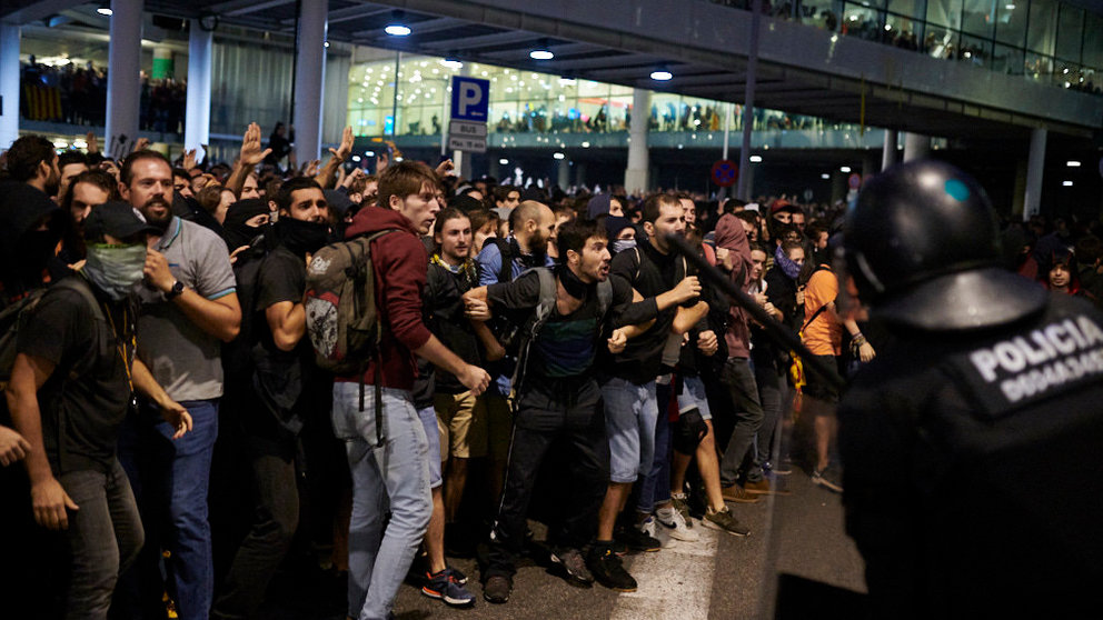 La plataforma Tsunami Democrático corta los accesos a la Terminal 1 del aeropuerto de Barcelona. PABLO LASAOSA 9
