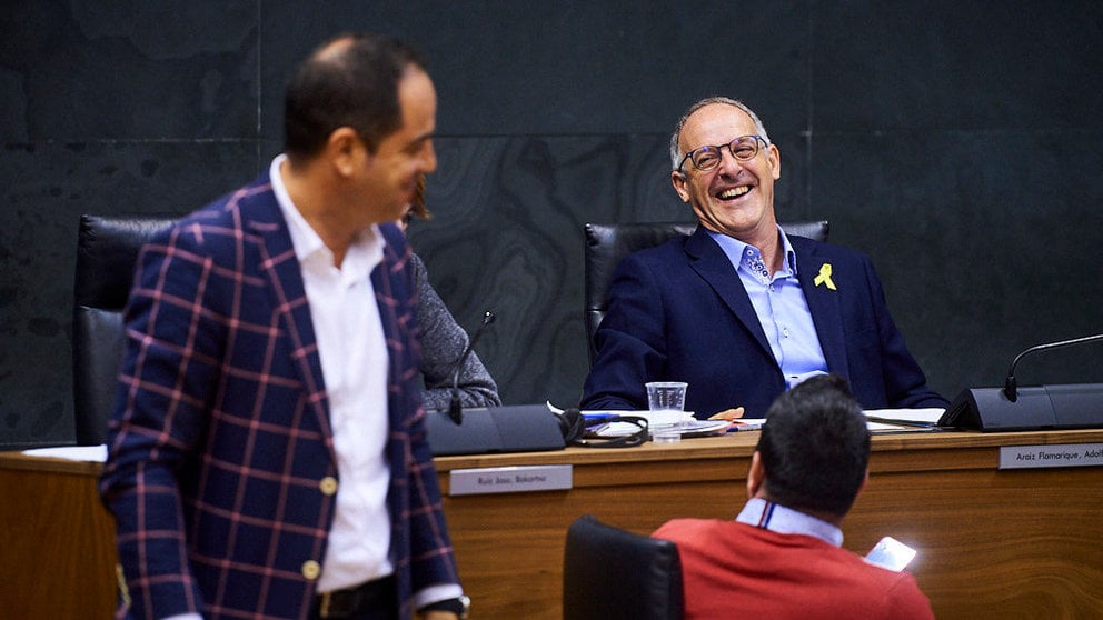 Adolfo Araiz, Eh Bildu, se ríe con Ramón Alzorriz durante el pleno Parlamentario. MIGUEL OSÉS