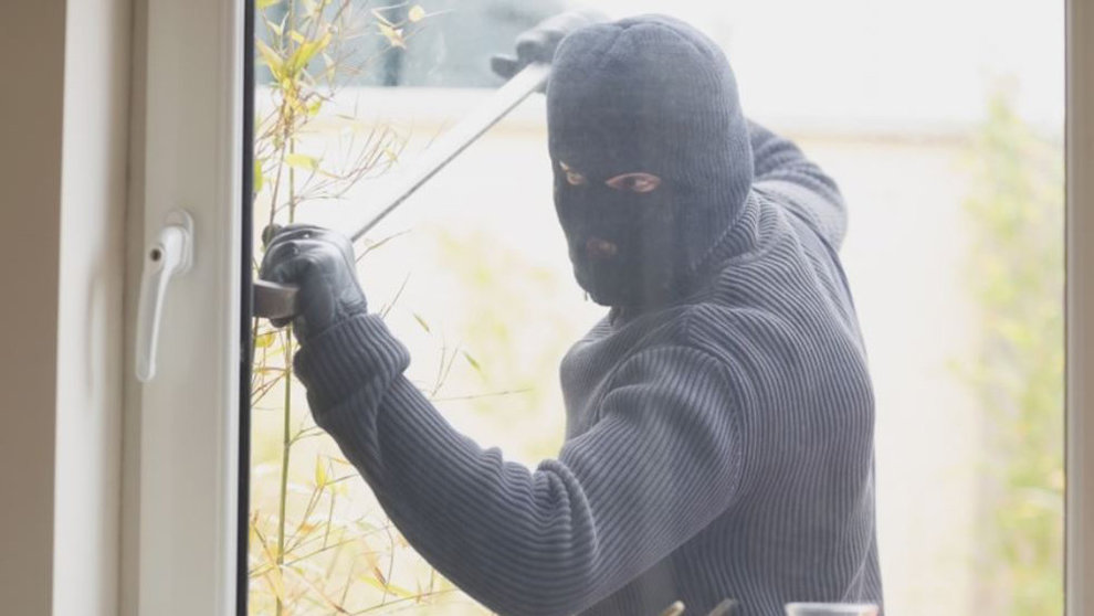 Un hombre intenta forzar una ventana para entrar en una casa y robar ARCHIVO