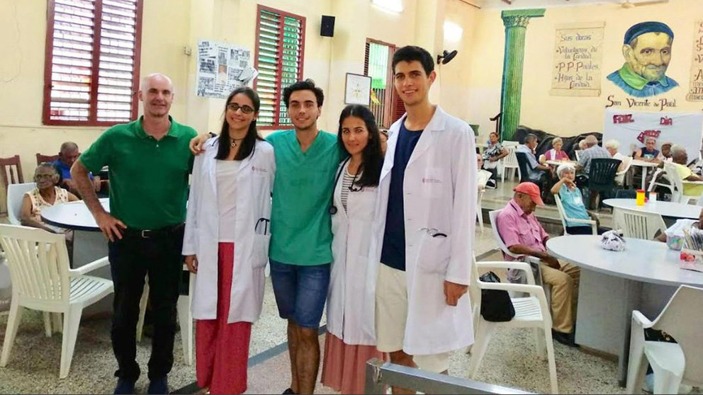 El profesor Alfonso Calvo con los cuatro alumnos de Medicina que recibieron la formación UNAV