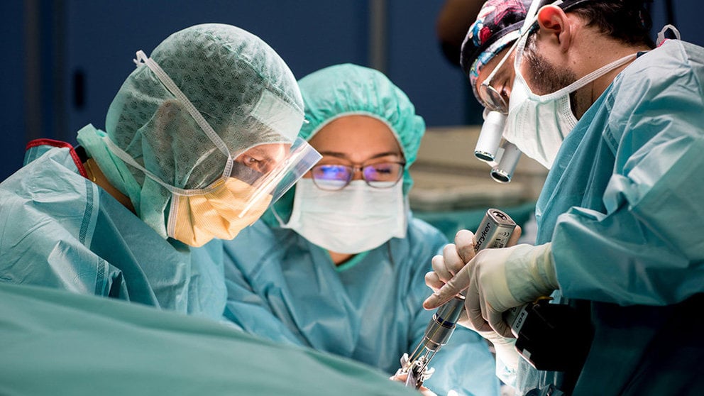 El Dr Pajares durante la cirugía de implantación de la prótesis de muñeca CUN