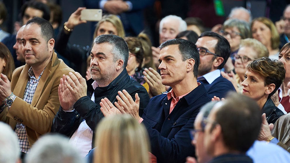 El Presidente del Gobierno de España, Pedro Sanchez, durante su acto político en Pamplona acompañado de María Chivite y Santos Cerdán. PABLO LASAOSA