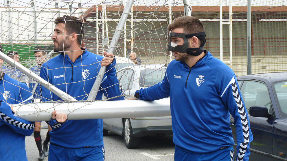 Raúl Navas y Jon Moncayola con la máscara de protección en Tajonar. Navarra.com