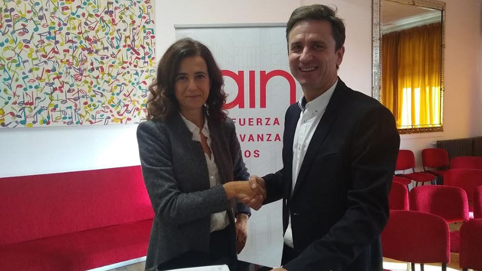Firma de un acuerdo entre el Orfeón Pamplonés y AIN CEDIDA