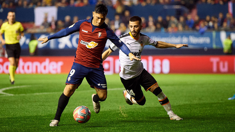 Partido entre Osasuna y Valencia correspondiente a la jornada numero 10 jugado en el estadio de El Sadar de Pamplona. MIGUEL OSÉS